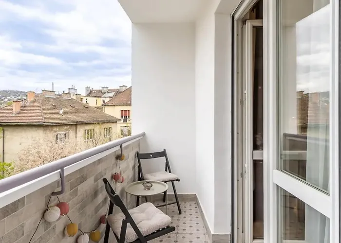 Elegant Escape By Buda Castle For Pleasure Seekers *