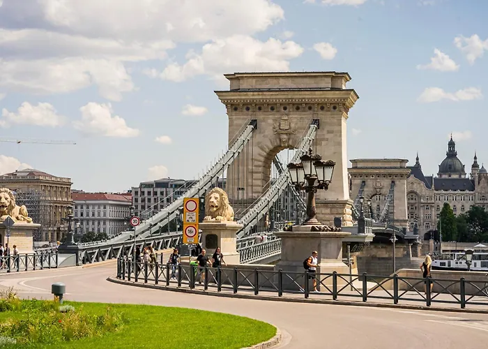 Elegant Escape By Buda Castle For Pleasure Seekers Apartament